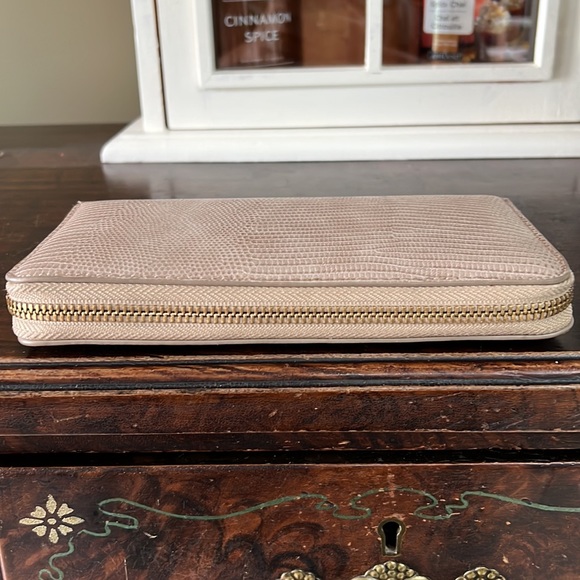 Beautiful 🌸 LOVE & LORE ZIP AROUND WALLET - Picture 8 of 9